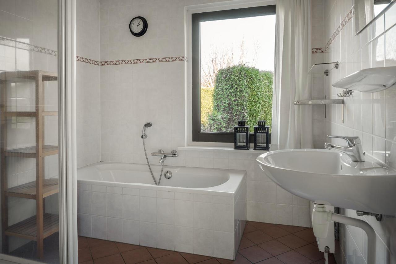 Wellnesshuis Met Hottub, Ligbad En Grote Tuin Villa Tzummarum Exterior photo